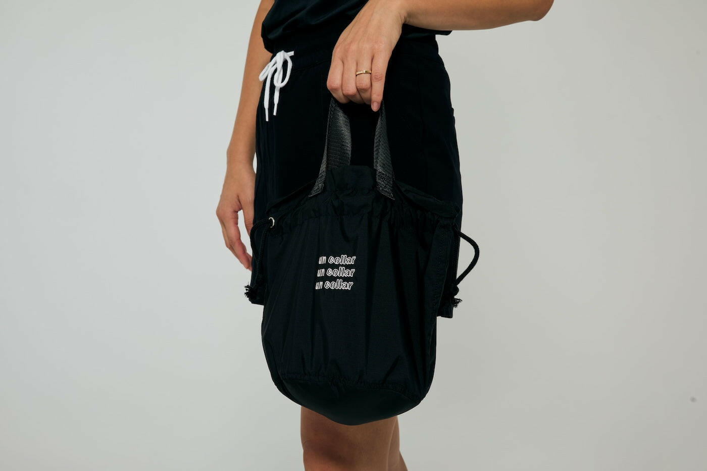 UNCOLLAR DRAWSTRING BAG.