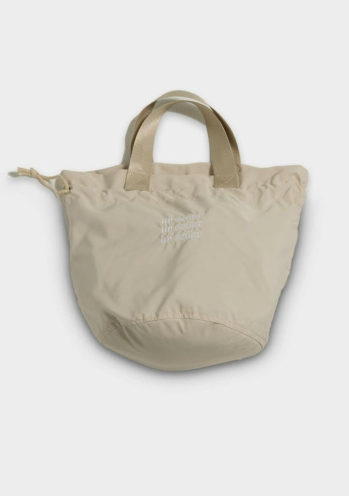 UNCOLLAR DRAWSTRING BAG.